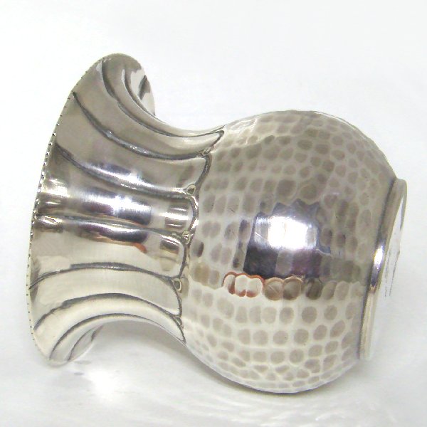 (a0997)Small silver vessel.